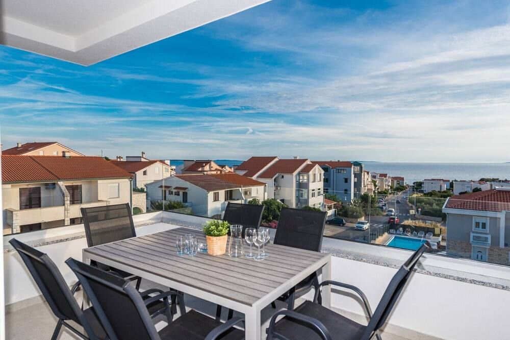 Two-bedroom apartment with Terrace and pool - קולאן - מרפסת