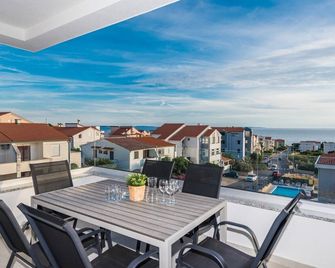 Two-bedroom apartment with Terrace and pool - קולאן - מרפסת