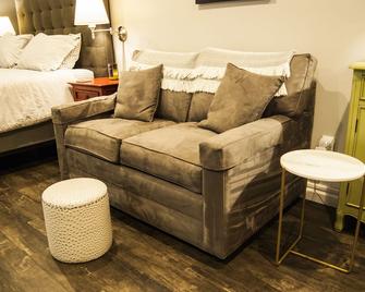 All Inn on Edisto - Cozy Studio Condo Close to Everything - Edisto Island - Living room