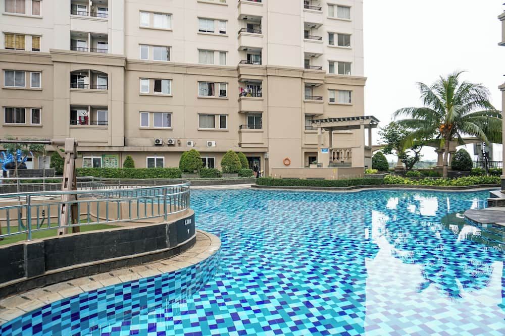 Modern and Spacious Studio Marina Ancol Apartment By Travelio - ג'קרטה - בריכה