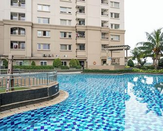 Modern and Spacious Studio Marina Ancol Apartment By Travelio - ג'קרטה - בריכה