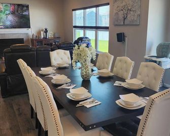 Suburban Dream House - Dyer - Comedor
