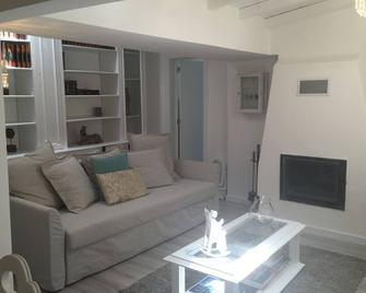 2 Bdr Apartment 10 Minutes Walk From The Beach - Cascais - Living room