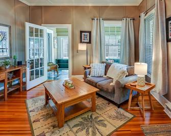 Quaint Anderson Home with Sunroom, Walk To Downtown! - Anderson - Living room