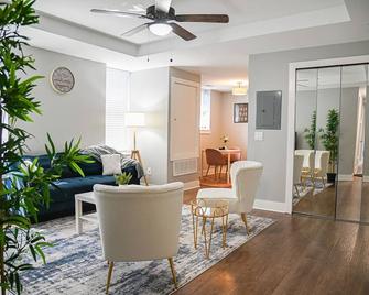 Cozy 2-Bedroom Apartment Minutes from Downtown - Detroit