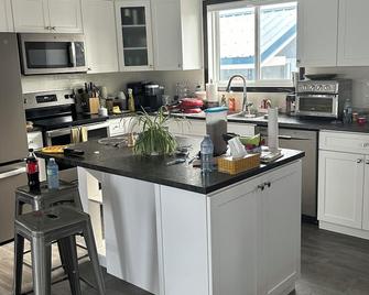 1 bedroom lake rental - Twin Butte - Kitchen