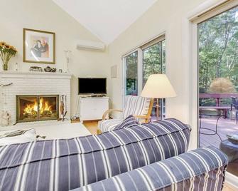 Family friendly beautiful three bedroom two bath pet friendly house. - Shelter Island Heights - Living room