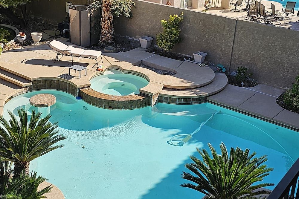 All the amenities You could ask for and minutes from strip with pool and spa!!! - Las Vegas - Piscina