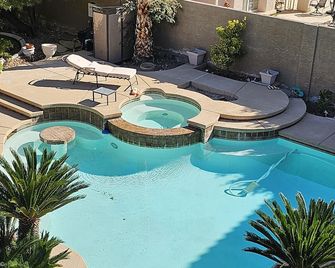 All the amenities You could ask for and minutes from strip with pool and spa!!! - Las Vegas - Piscina