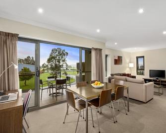 Quest Singleton - Singleton - Dining room