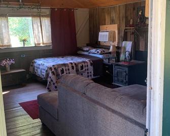 Rustic River Front cabin 5 minutes away from I77 & 10 minutes from town. - Parkersburg - Bedroom