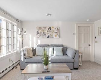 Historic 2nd-Floor Retreat with Modern Comforts - Concord - Obývací pokoj