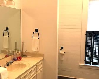 The Lazy W Ranch House - Cedar Creek - Bathroom