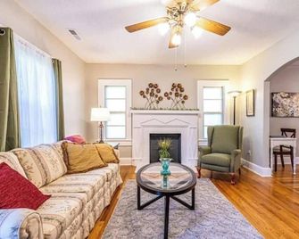 The Serenity Retreat in Small Town Hartselle - Hartselle - Living room