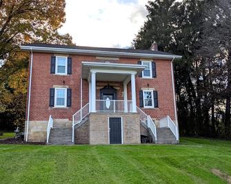 Winery Farmhouse - West Newton - Building