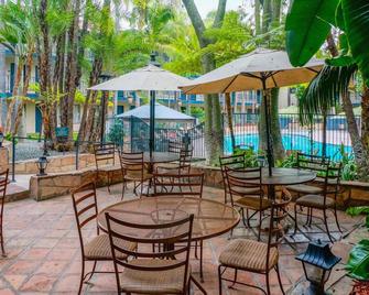 Vanllee Hotel - Covina - Patio