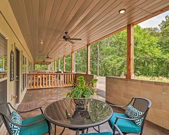 Dtwn Bull Shoals Condo: 1 Mi to Lake Access! - Bull Shoals - Patio