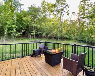 Cozy, peaceful home close to: PSU Football/State College/Altoona/Raystown Lake. - Tyrone - Balcony