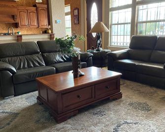 Dallas Horse Property on 5 acres, 'a little piece of paradise.' - Dallas - Living room