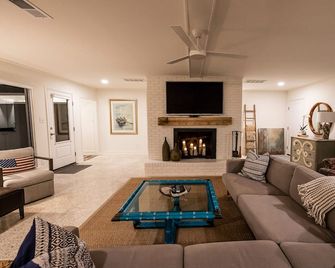 Memories on Malibu: kayaks,SUP, floats, firepit & s'mores.Tritoon rental onsite! - Mooresville - Stue