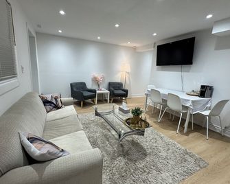 Cozy, brand-new, 2BDR,walkout apt, free parking - Richmond Hill - Living room