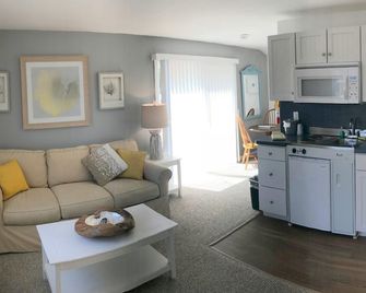 Craigville Beach Inn - Centerville - Olohuone