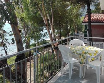 Lovely little villa Pietralba No. 4 on the beautiful sea of the Gulf of Policastro - Scario - Balcón