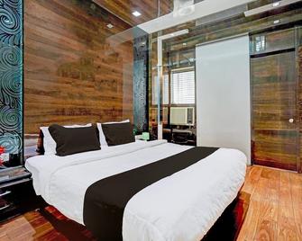 Modern Comfort Stays at Swarop Nagar Kanpur - Kanpur - Bedroom