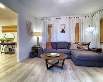 King Bed-Private Yard-Driveway Parking - Sacramento - Living room