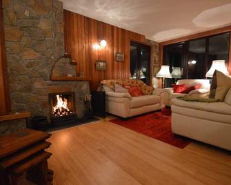 Home from home to come back to after a day spent exploring the Island. - Stornoway - Living room