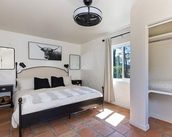 Completely Renovated Old Time Los Alamos Home-- with recreation Barn! - Los Alamos - Bedroom