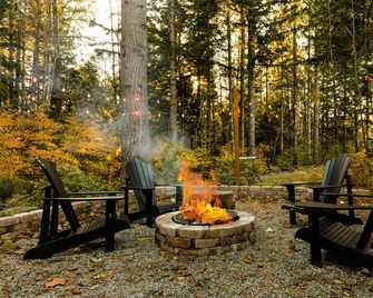 Elk Cabin - Hot Tub, Air Conditioning, Fire Pit, River Access - Packwood