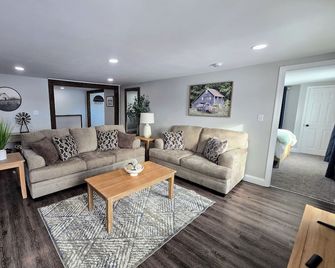 Brand new, spacious 3-bedroom apartment close to Ball State and IU Health. - Muncie - Living room