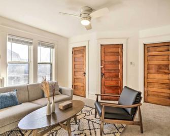 Beautiful Twin Cities Getaway Less Than 3 Mi to Dtwn! - Lilydale - Living room