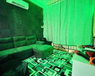 Relaxed Family Home by StayCo - Quiet Neighbourhood - Air Itam - Sala de estar