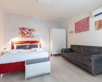 5 minutes from Lake Maggiore, Lake Orta, Apartment Fire balcony and comfort - Colazza - Bedroom