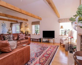 Little Pontus, Pet Friendly, With Pool In Challock - Canterbury - Living room