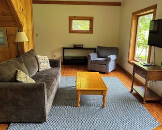 Peaceful Cottage with Ocean Access - Southwest Harbor - Living room