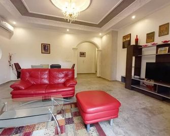 Lovely 2-Bed Apartment in Kribi-Douala - Kribi - Living room