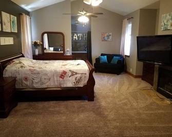 Beautiful Country Getaway, 2 Miles to Lake! - Oroville - Bedroom