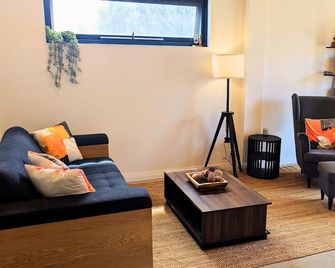 Private Coastal Studio Normanville Couples Retreat Near Beach - Normanville - Living room