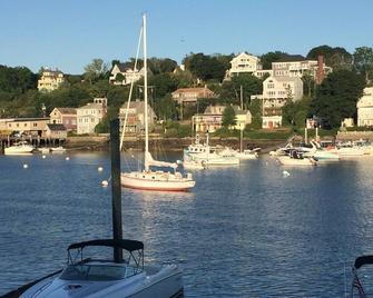 Good Harbor Beach Retreat ~ Walk to beach, shops, restaurants ~Dog Friendly - Gloucester - Outdoors view