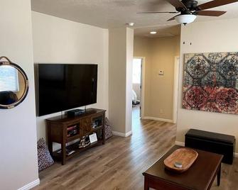 2br/2fb Ground Floor - No Stairs W/ 2 Car Garage - Mesquite - Living room