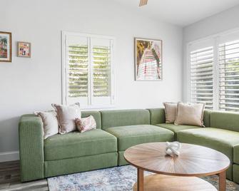 Spacious 2 bedroom Tropical Paradise Home with Pool near Fort Lauderdale - Margate - Living room