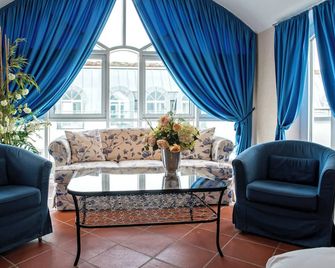 Dietzenbach/Hotel Artrium Am Park - Dietzenbach - Wohnzimmer