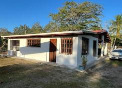 Amplia Casa en Paquera - Paquera - Building