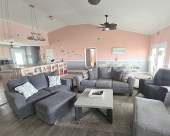 Screened in Porch 5 BR/4.5 Bath - sleeps 14-18 w/Beach Gear, Cargo Lift - Dauphin Island - Sala de estar