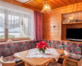Holiday Apartment 'Gästehaus Gisela 2' with Mountain View, Shared Garden & Wi-Fi - Bruck am Ziller - Comedor