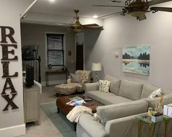 25+ walk friendly acres - Upper Marlboro - Living room