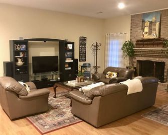 Mountain View & City Lights.Close To Bristol, Jonesborogh, Gatlinburg, B&b Type - Johnson City - Living room